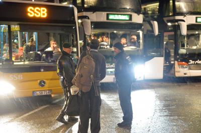 Fluechtlinge muessen Nacht auf Raststaettenparkplatz verbringen - Busfahrer duerfen nicht weiter fahren
